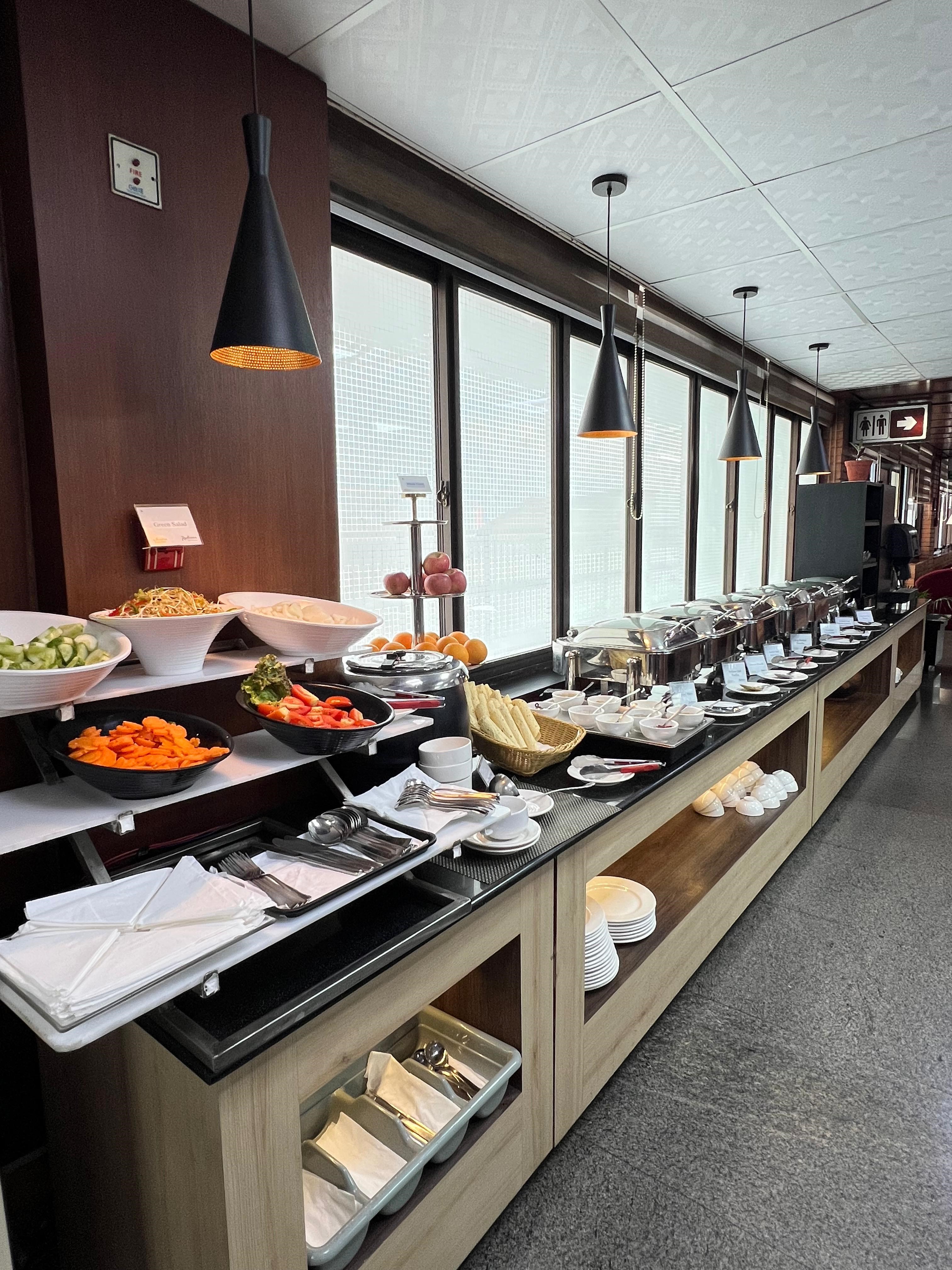 Executive Lounge — food & bar