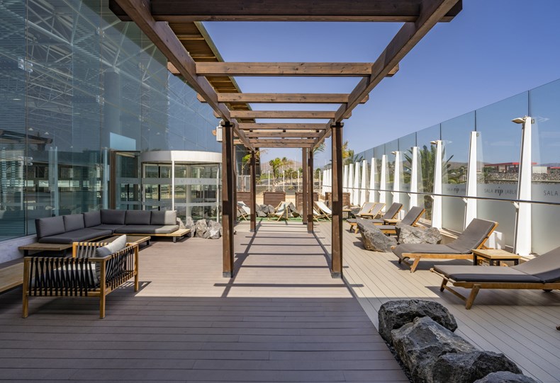 Aena Lounge — food & bar