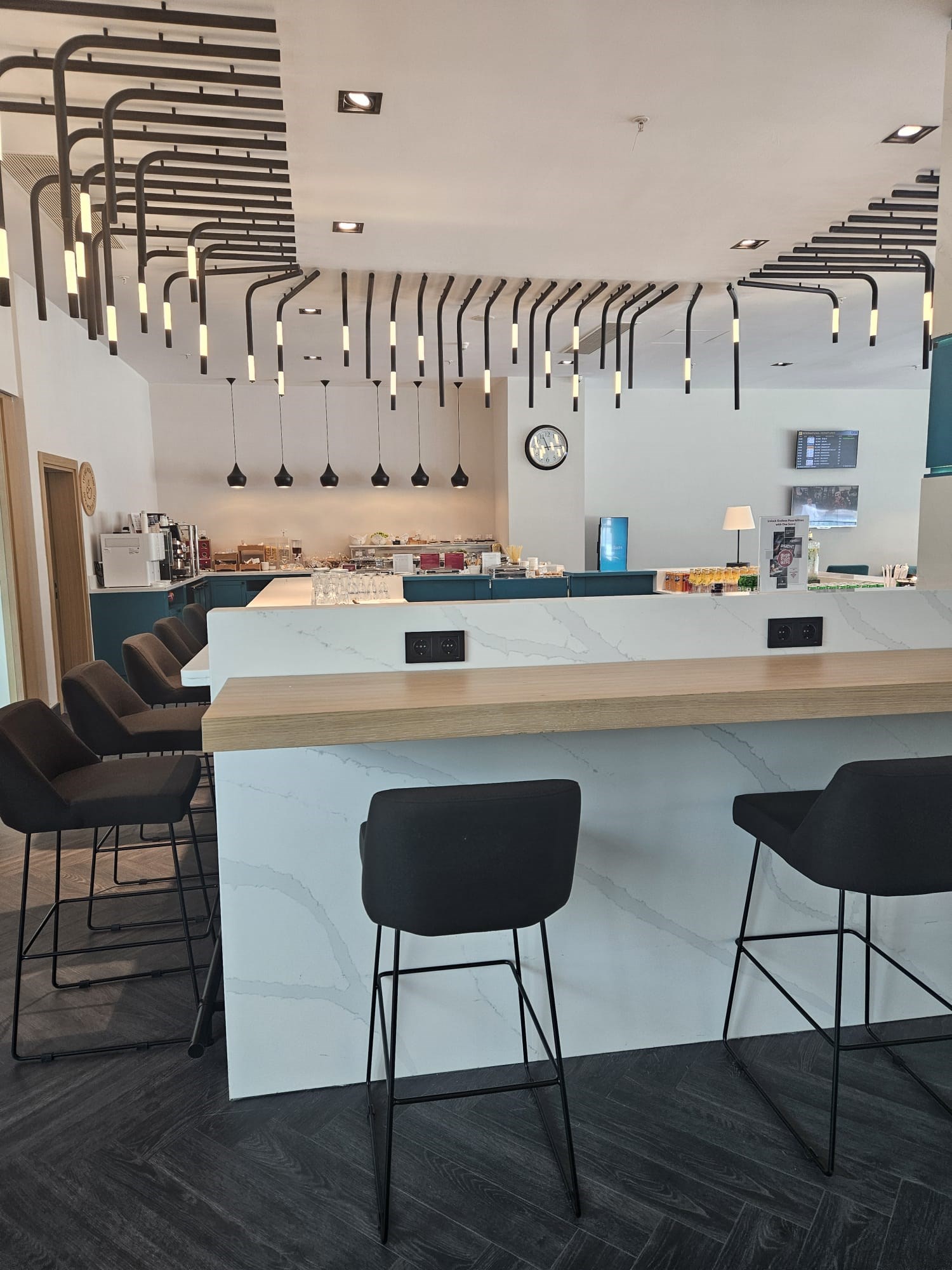 Primeclass Lounge — food & bar