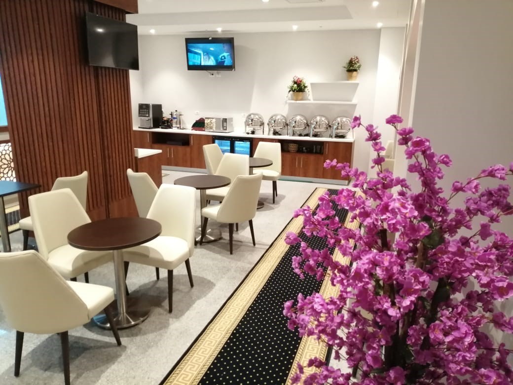 Pearl Lounge — food & bar