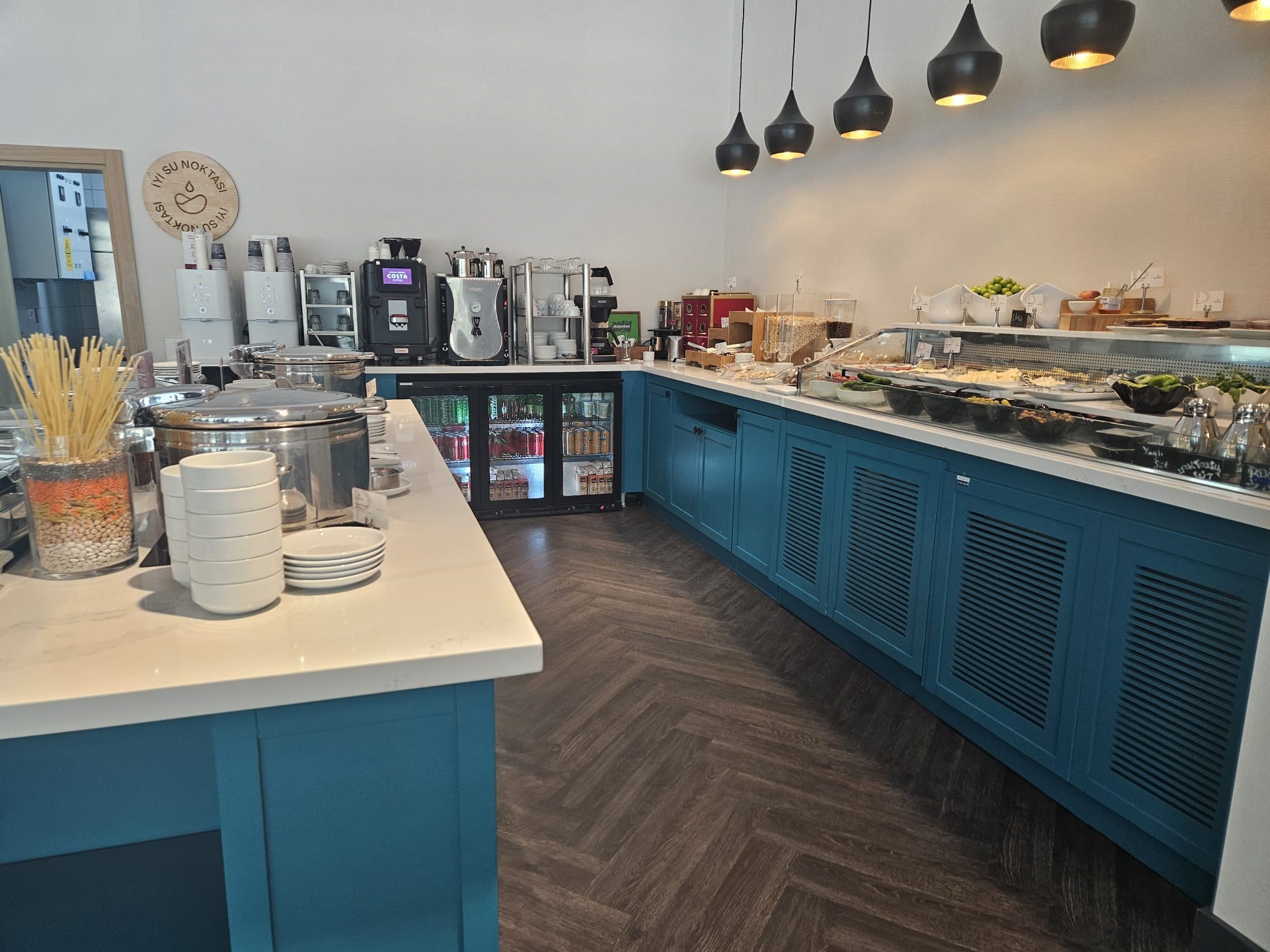 Primeclass Lounge — food & bar