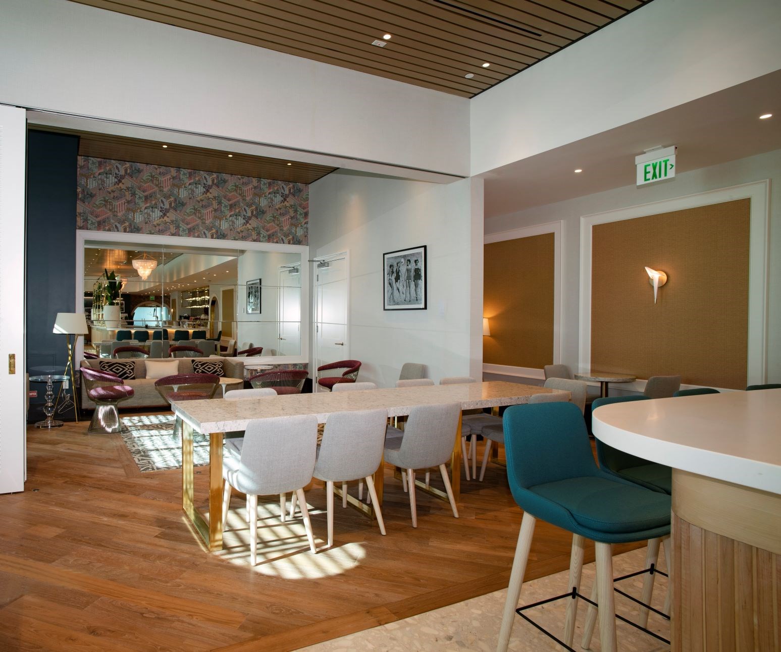 Primeclass Lounge — food & bar