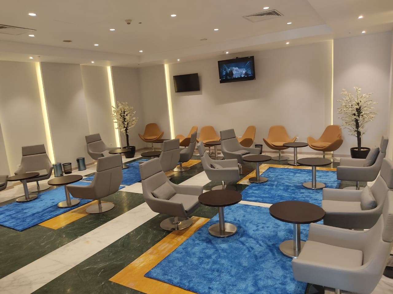 Pearl Lounge — food & bar
