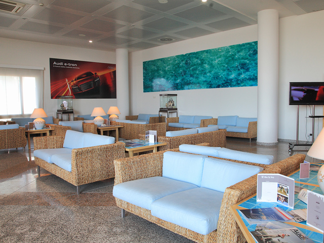 Club Lounge — food & bar