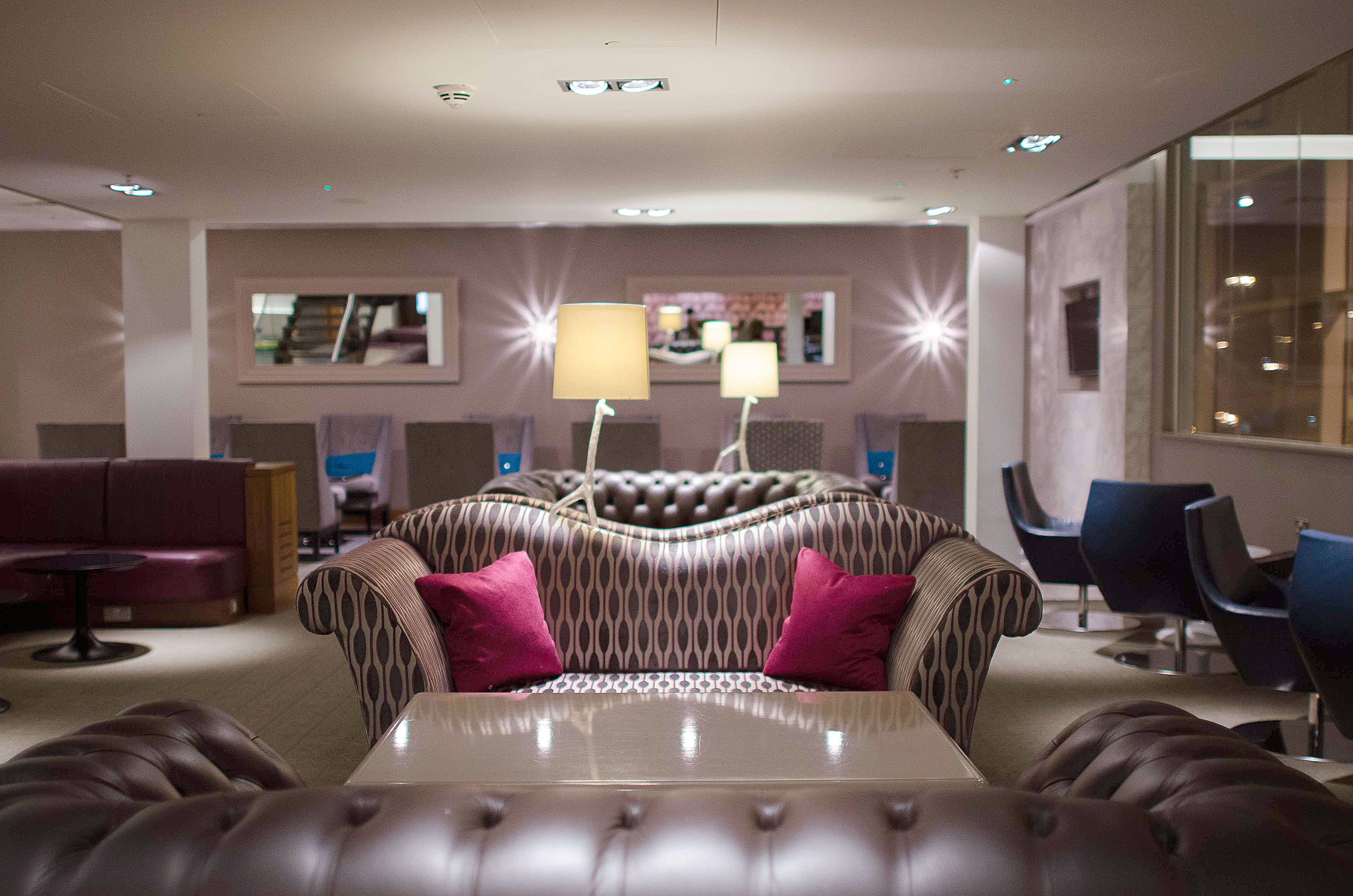 Nº 1 Traveller Lounge — food & bar