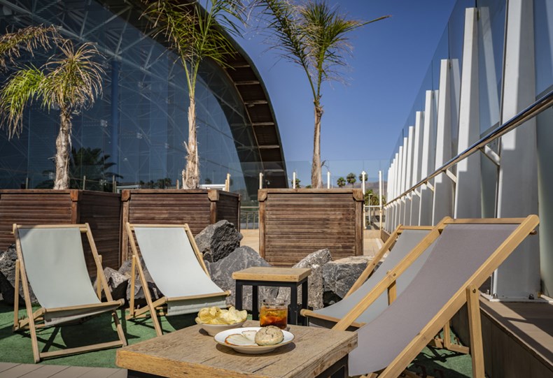 Aena Lounge — food & bar